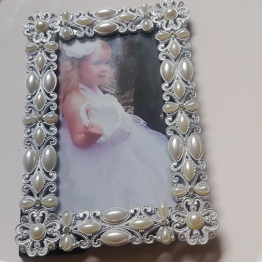 Beautiful Elegant Pearl Accented 4x6 Frame